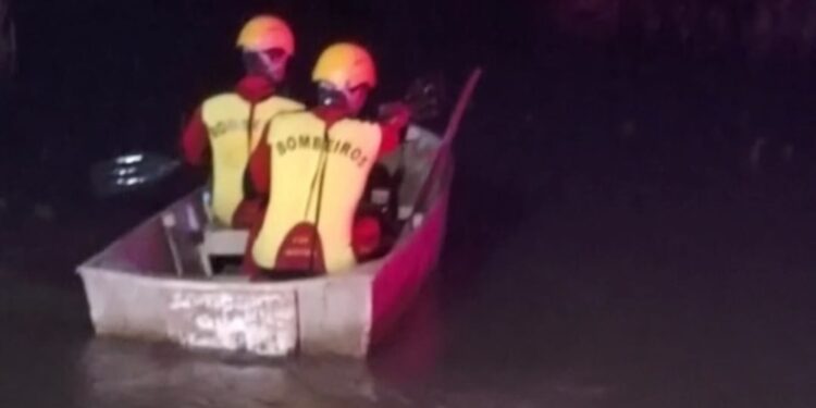 Família é encontrada morta em veículo submerso em rio na Região Metropolitana de Curitiba