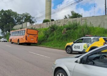 Mulher é esfaqueada em assalto dentro de ônibus em Curitiba