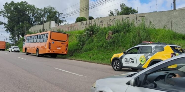 Mulher é esfaqueada em assalto dentro de ônibus em Curitiba