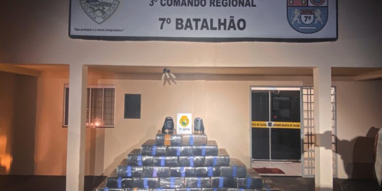 ROTAM apreende caminhonete carregada com 1 tonelada de maconha na PR-323