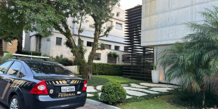 Polícia Federal deflagra operação contra esquema milionário de desvio no SUS