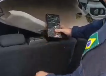 Mais de 100 iPhones são apreendidos em teto de carro no Paraná