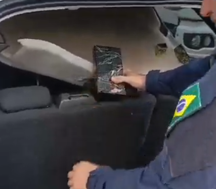 Mais de 100 iPhones são apreendidos em teto de carro no Paraná