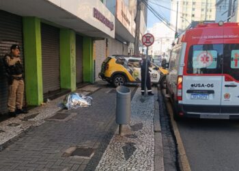 Homem é encontrado morto na calçada no centro de Curitiba