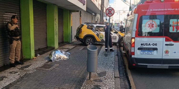 Homem é encontrado morto na calçada no centro de Curitiba