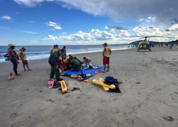 Fim de semana no litoral do Paraná é marcado por tragédias: três mortes por afogamento e óbito durante teste físico; adolescente segue desaparecido