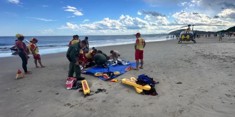 Fim de semana no litoral do Paraná é marcado por tragédias: três mortes por afogamento e óbito durante teste físico; adolescente segue desaparecido