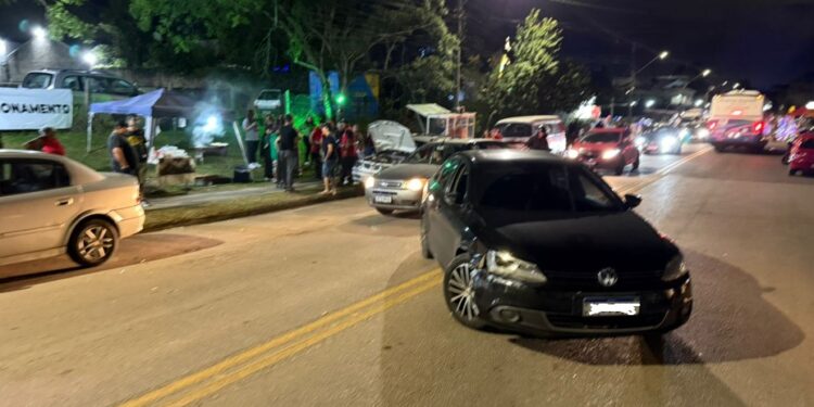 Homem com sinais de embriaguez é preso após colidir em carro estacionado no Umbará