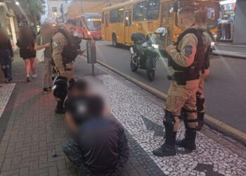 Equipe de Motos da PM flagra dupla batendo em vítima durante assalto no centro de Curitiba