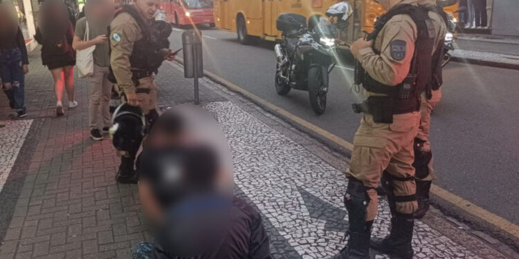 Equipe de Motos da PM flagra dupla batendo em vítima durante assalto no centro de Curitiba