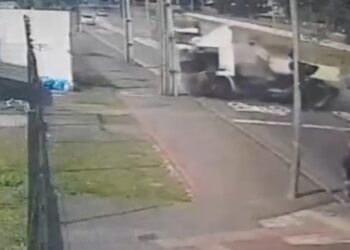 Câmera de segurança flagrou motorista de carreta sendo ejetado em acidente após carreta fazer o “L” na Linha Verde