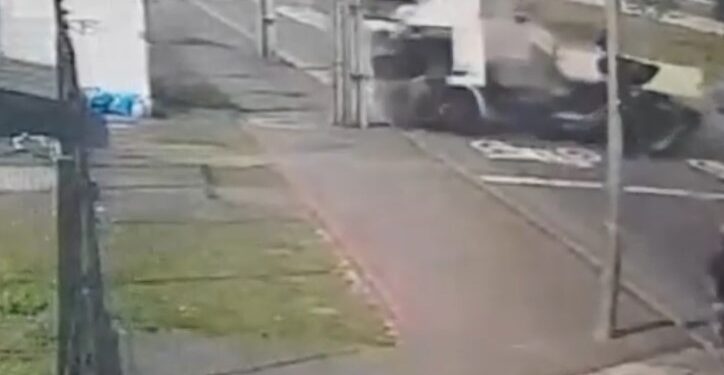 Câmera de segurança flagrou motorista de carreta sendo ejetado em acidente após carreta fazer o “L” na Linha Verde