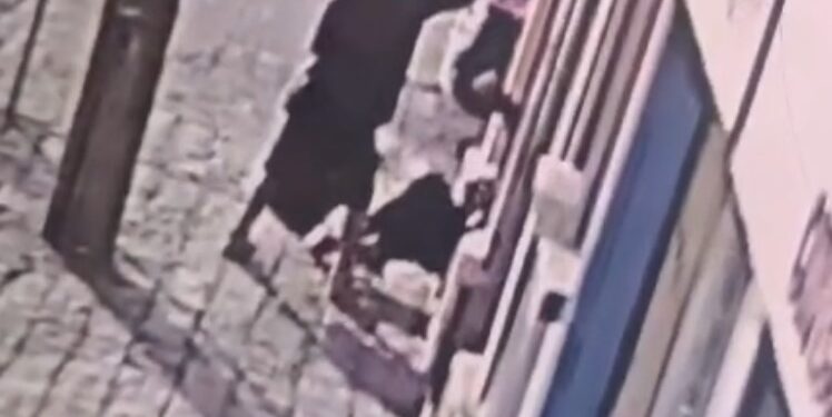 PM age rápido e prende indivíduo que desferiu golpes de facão no centro de Curitiba