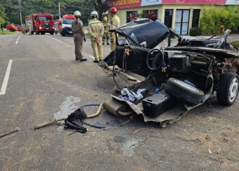 Carro se parte ao meio em acidente no Santa Cândida e deixa cinco feridos, três em estado grave
