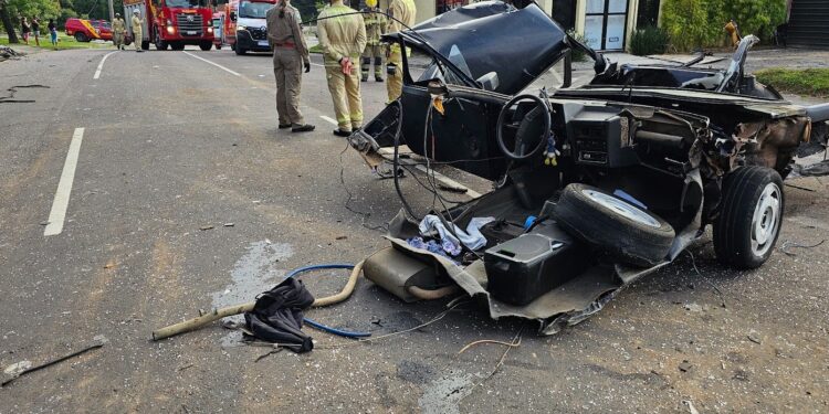 Carro se parte ao meio em acidente no Santa Cândida e deixa cinco feridos, três em estado grave