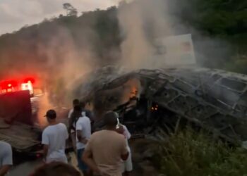 Tragédia na BR-116 em Minas Gerais deixa ao menos 30 mortos em acidente envolvendo ônibus, caminhão e carro
