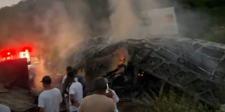 Tragédia na BR-116 em Minas Gerais deixa ao menos 30 mortos em acidente envolvendo ônibus, caminhão e carro