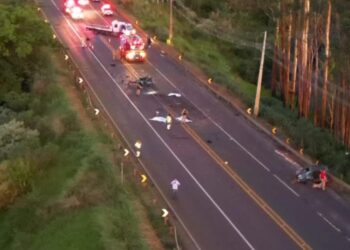 Três morrem e dois ficam feridos após carro partir ao meio em colisão no Paraná