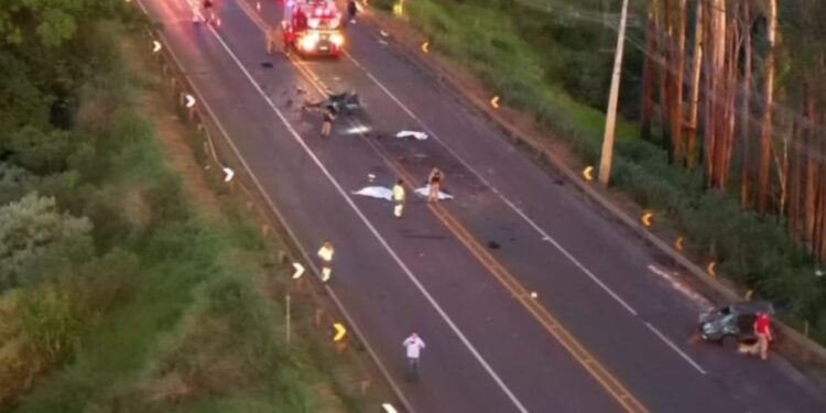 Três morrem e dois ficam feridos após carro partir ao meio em colisão no Paraná