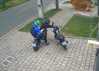 Câmera flagra ação de criminosos na região central de Curitiba tentando levar moto