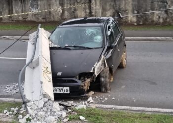 Poste cai em cima de veículo após colisão no Jardim Botânico