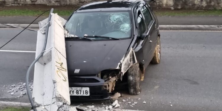 Poste cai em cima de veículo após colisão no Jardim Botânico