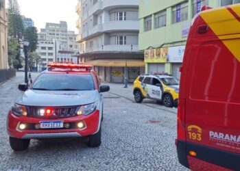 Homem em situação de rua é brutalmente agredido no centro de Curitiba