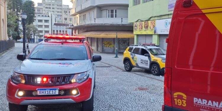 Homem em situação de rua é brutalmente agredido no centro de Curitiba