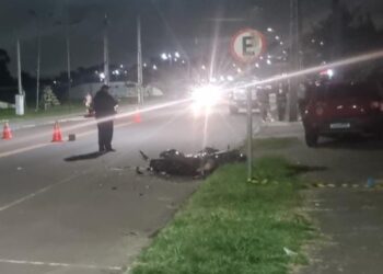 Após sair de festa de Natal, jovem em moto morre em acidente; motorista envolvido sumiu do local