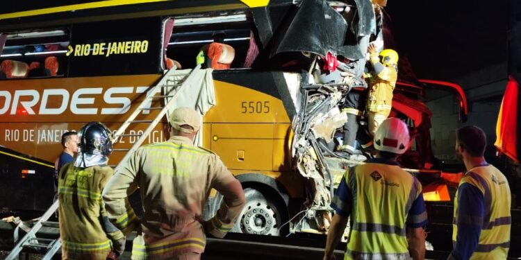 Ônibus colide na traseira de carreta e 8 ficam feridos em Campo Largo