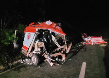Colisão entre caminhão e ambulância do SAMU deixa quatro mortos e dois feridos na Rodovia do Xisto