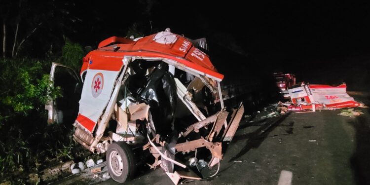Colisão entre caminhão e ambulância do SAMU deixa quatro mortos e dois feridos na Rodovia do Xisto