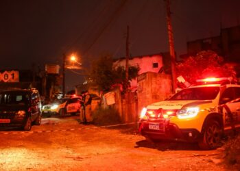 Homem é morto a tiros e namorada fica ferida em Colombo