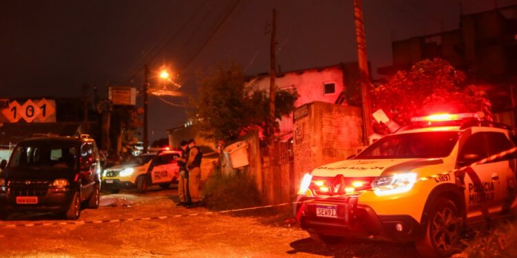 Homem é morto a tiros e namorada fica ferida em Colombo