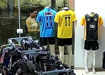 Mulher é presa em flagrante após furtar camisa do time do Santos