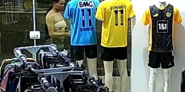 Mulher é presa em flagrante após furtar camisa do time do Santos