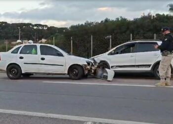 Motorista com sinais de embriaguez na contramão da BR-116 bate de frente em carro, tenta fugir e acaba preso