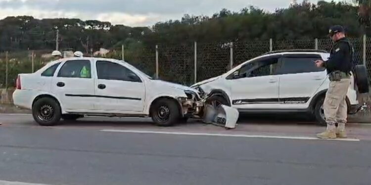 Motorista com sinais de embriaguez na contramão da BR-116 bate de frente em carro, tenta fugir e acaba preso