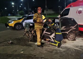 Colisão entre dois carros deixa oito feridos em Araucária; motorista é preso por mandado em aberto