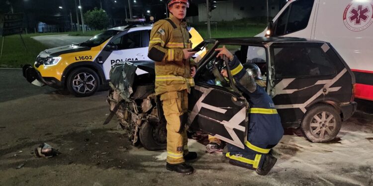 Colisão entre dois carros deixa oito feridos em Araucária; motorista é preso por mandado em aberto