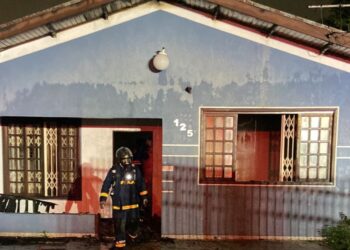 Casa é atingida por incêndio no Água Verde