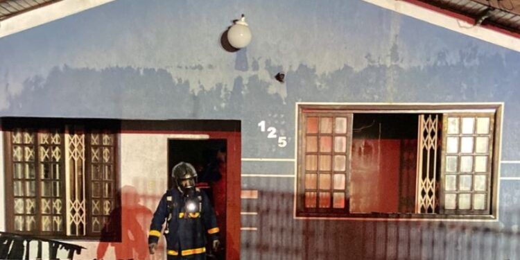 Casa é atingida por incêndio no Água Verde