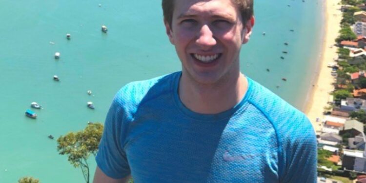 Jovem que morreu após carro partir ao meio na Avenida das Torres é identificado