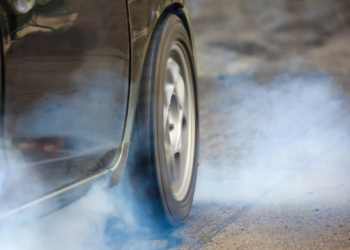 Multa por arrancada brusca ou manobra perigosa: o agente de trânsito deve presenciar a situação?