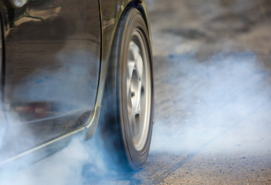 Multa por arrancada brusca ou manobra perigosa: o agente de trânsito deve presenciar a situação?