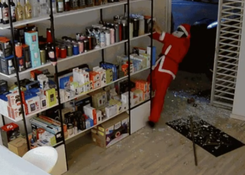 Dupla vestida de Papai Noel invade e furta loja de eletrônicos