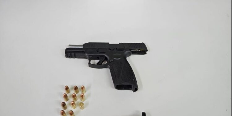 Durante Operação Natal, homem é preso e arma é apreendida após disparo e suposta ameaça