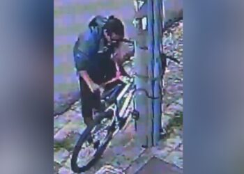 Câmera flagra homem furtando bicicleta em Curitiba