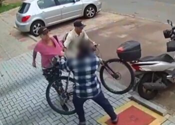 Câmeras registram criminosos invadindo prédio, furtando bicicleta; homem tentou impedir a ação