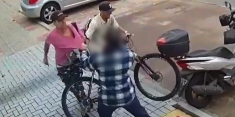 Câmeras registram criminosos invadindo prédio, furtando bicicleta; homem tentou impedir a ação